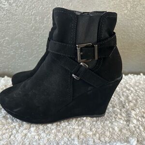 Adorable Women's Black Wedge Ankle Boots 8.5